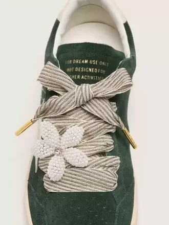Cordones «Vintage» con rayas blancas y beige y charm en forma de flor