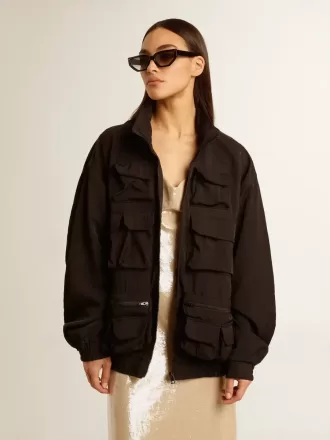 Cortavientos negro con múltiples bolsillos