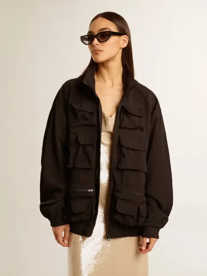 Cortavientos negro con múltiples bolsillos