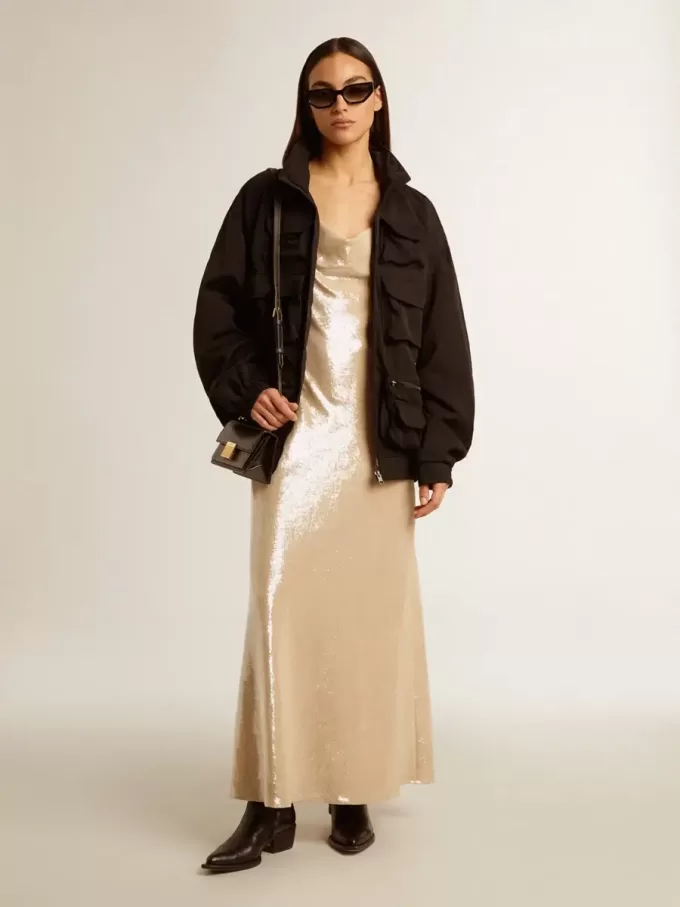 Cortavientos negro con múltiples bolsillos