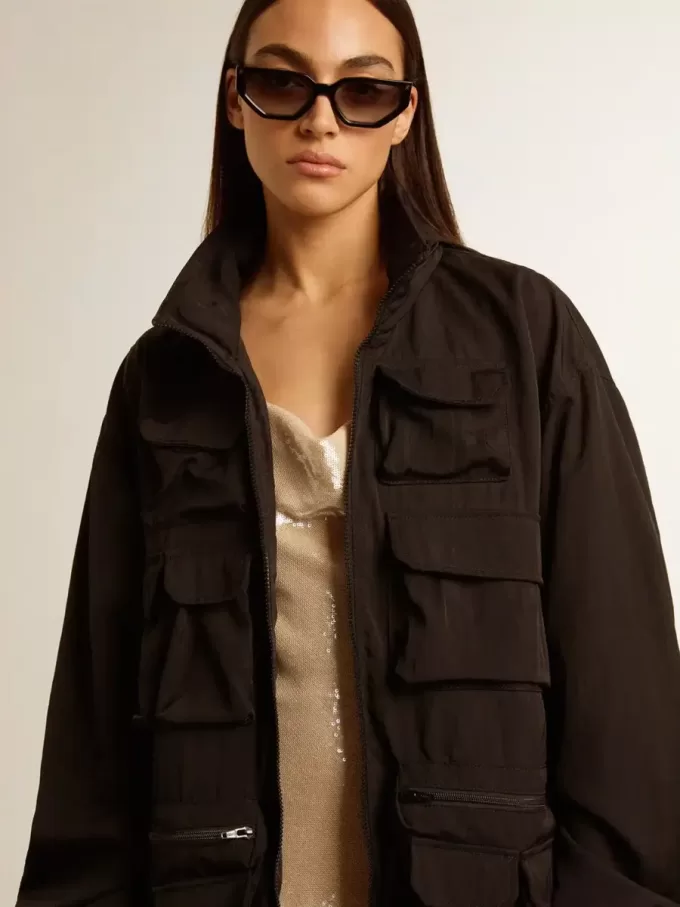 Cortavientos negro con múltiples bolsillos