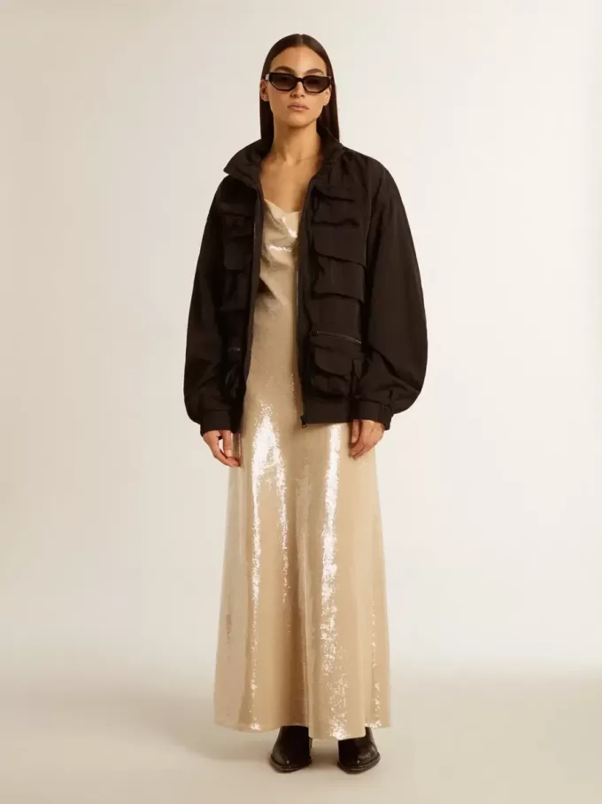 Cortavientos negro con múltiples bolsillos