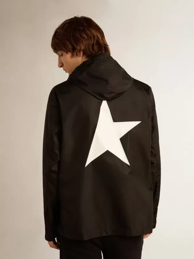 Cortavientos para hombre con logotipo y estrella blancos en contraste