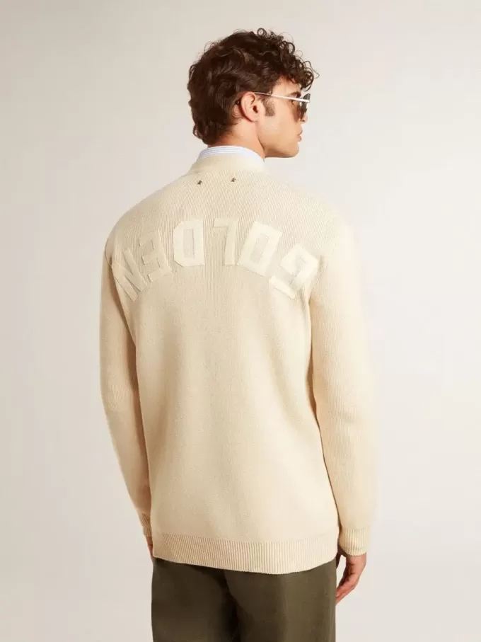 Cárdigan beige para hombre con las letras «Golden» en la espalda
