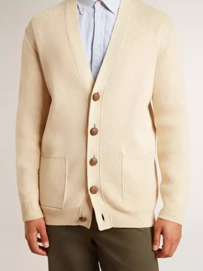 Cárdigan beige para hombre con las letras «Golden» en la espalda