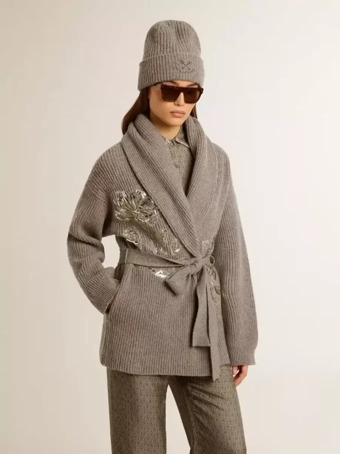 Cárdigan de mujer en lana gris jaspeada con bordado en la parte delantera Cárdigan de mujer en lana gris jaspeada con bordado en la parte delantera