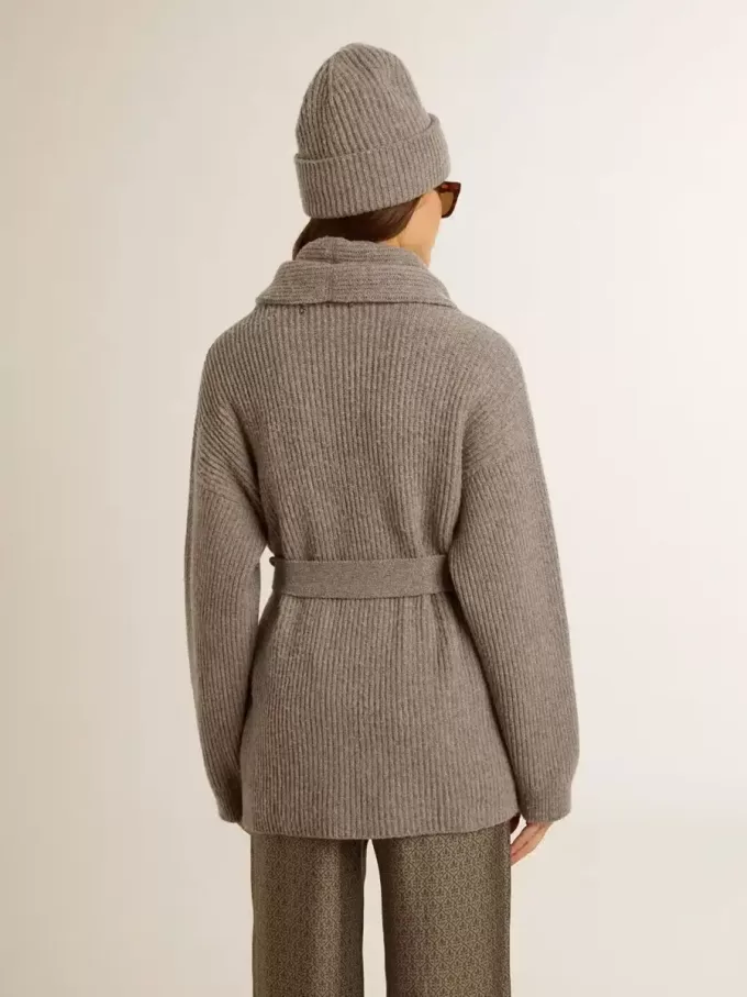 Cárdigan de mujer en lana gris jaspeada con bordado en la parte delantera Cárdigan de mujer en lana gris jaspeada con bordado en la parte delantera