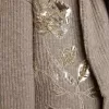 Cárdigan de mujer en lana gris jaspeada con bordado en la parte delantera Cárdigan de mujer en lana gris jaspeada con bordado en la parte delantera