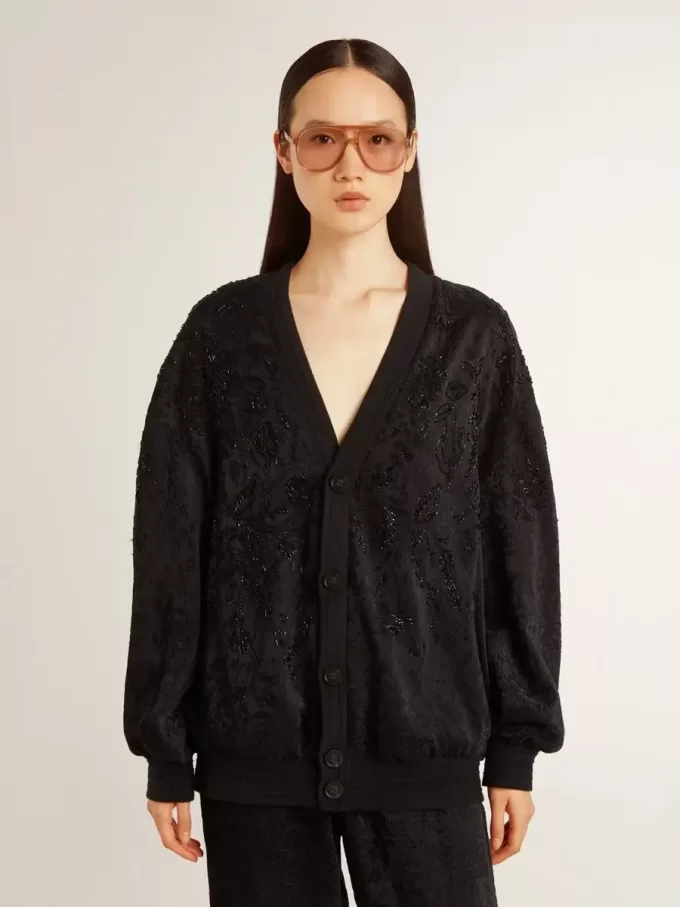 Cárdigan negro de mujer con bordado de cuentas tono sobre tono toile de jouy. Cárdigan negro de mujer con bordado de cuentas tono sobre tono toile de jouy.