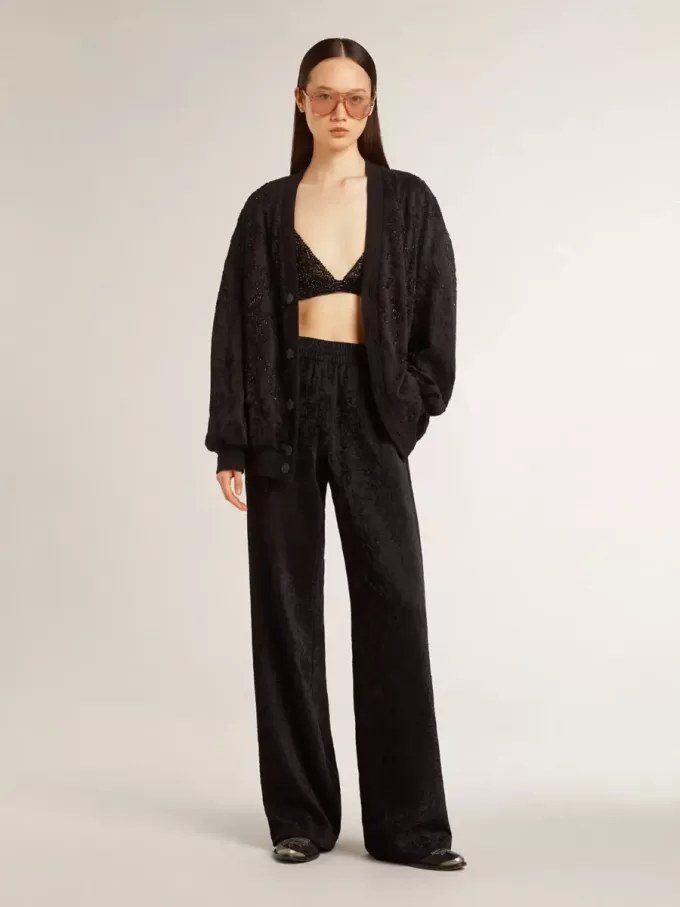 Cárdigan negro de mujer con bordado de cuentas tono sobre tono toile de jouy. Cárdigan negro de mujer con bordado de cuentas tono sobre tono toile de jouy.