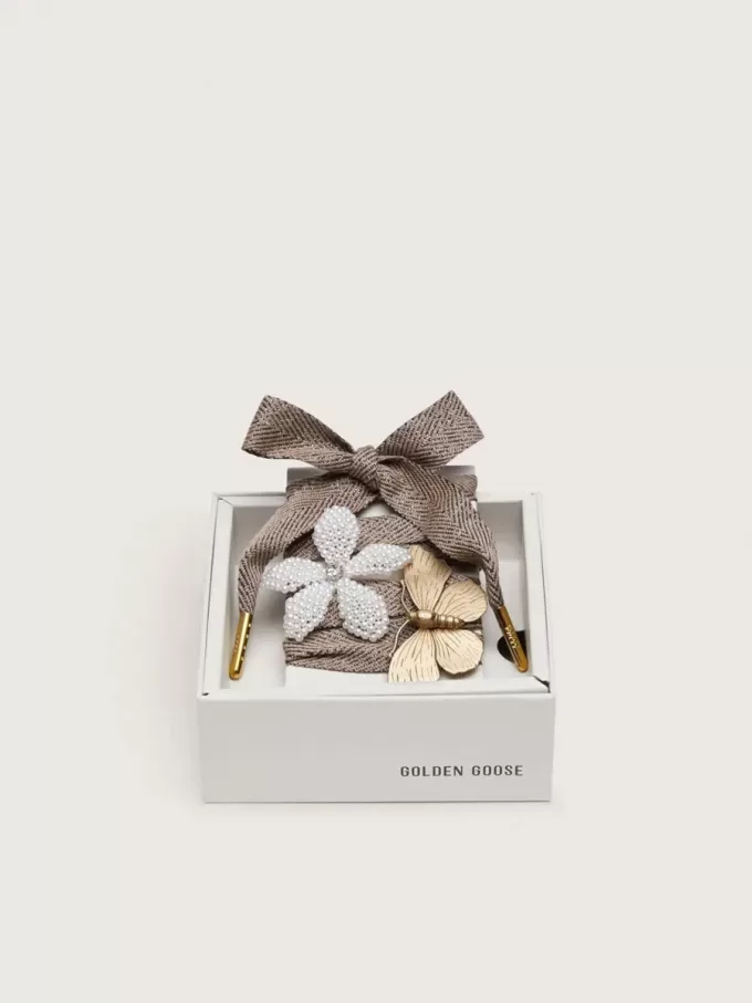 Cueros «Sparkling» marrón, negro y plateado con cordones en espiga y dos charms aplicados Cueros «Sparkling» marrón, negro y plateado con cordones en espiga y dos charms aplicados