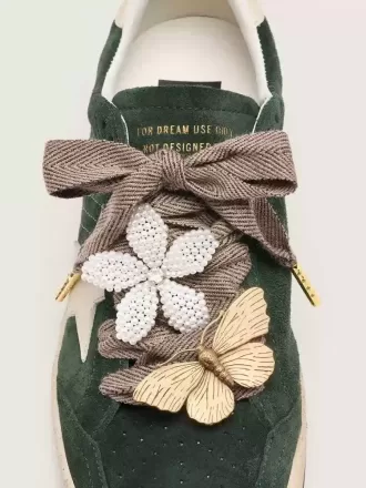 Cueros «Sparkling» marrón, negro y plateado con cordones en espiga y dos charms aplicados