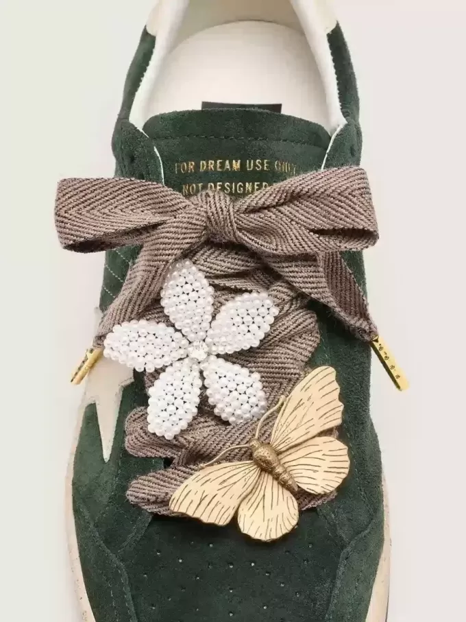 Cueros «Sparkling» marrón, negro y plateado con cordones en espiga y dos charms aplicados Cueros «Sparkling» marrón, negro y plateado con cordones en espiga y dos charms aplicados