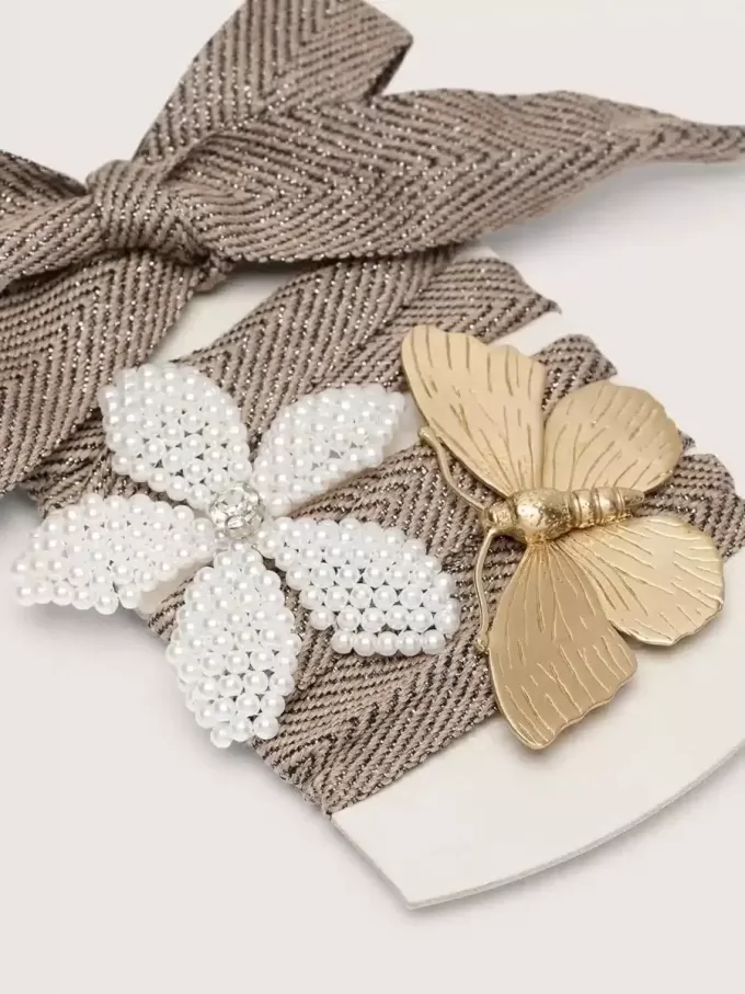 Cueros «Sparkling» marrón, negro y plateado con cordones en espiga y dos charms aplicados Cueros «Sparkling» marrón, negro y plateado con cordones en espiga y dos charms aplicados