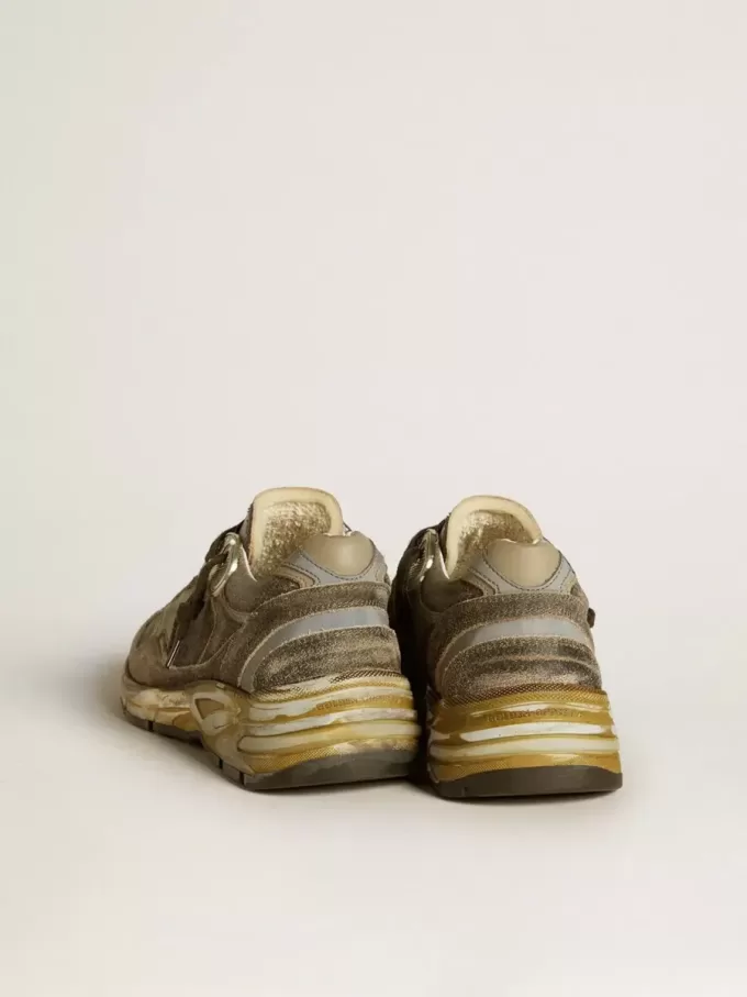 Dad-Star para mujer en ante y nailon con estrella y lengüeta en el talón de cuero caqui. Dad-Star para mujer en ante y nailon con estrella y lengüeta en el talón de cuero caqui.