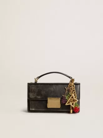 Dije de latón dorado con la firma Golden Goose