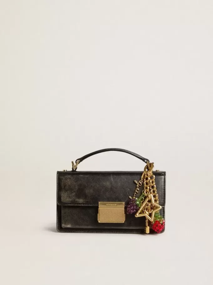 Dije de latón dorado con la firma Golden Goose