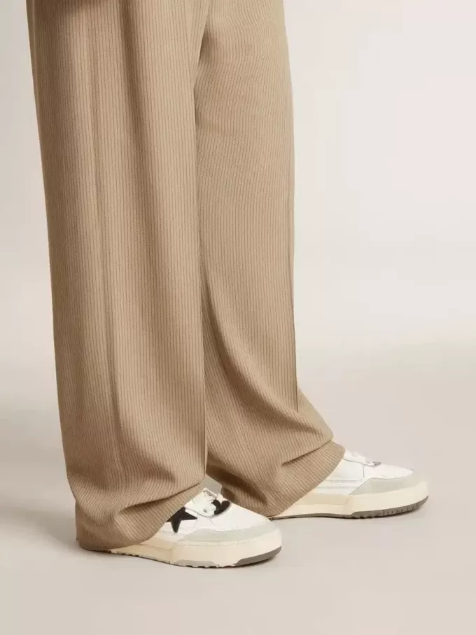 Forty2 para hombre con estrella rosa y lengüeta de cuero blanco en el talón.