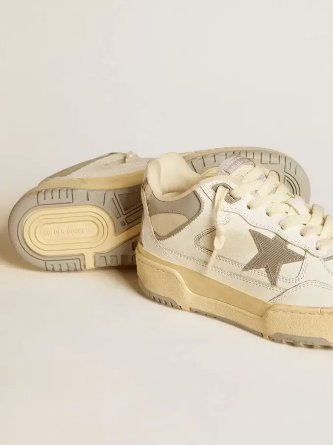 Forty2 para mujer con estrella gris y lengüeta de cuero blanco en el talón