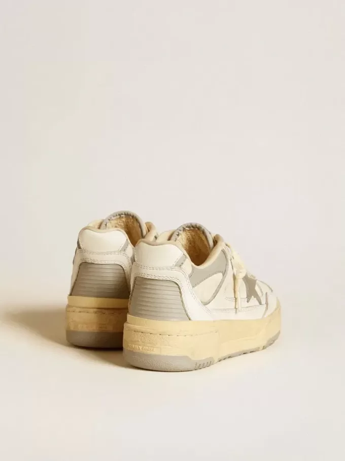 Forty2 para mujer con estrella gris y lengüeta de cuero blanco en el talón