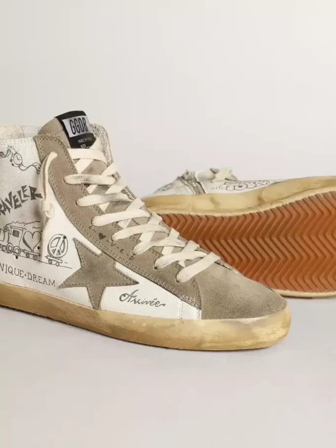 Francy para mujer con inserciones de ante gris paloma y letras por toda la superficie