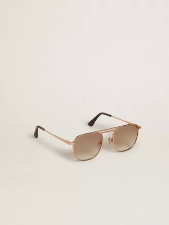 Gafas de sol estilo aviador con montura dorada y lentes beige