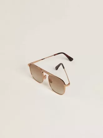 Gafas de sol estilo aviador con montura dorada y lentes beige