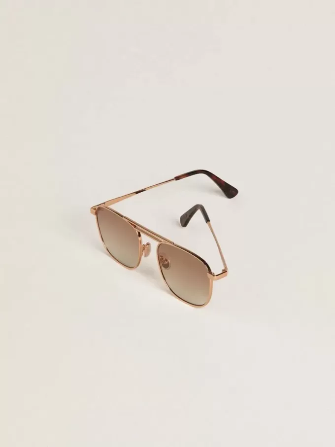 Gafas de sol estilo aviador con montura dorada y lentes beige