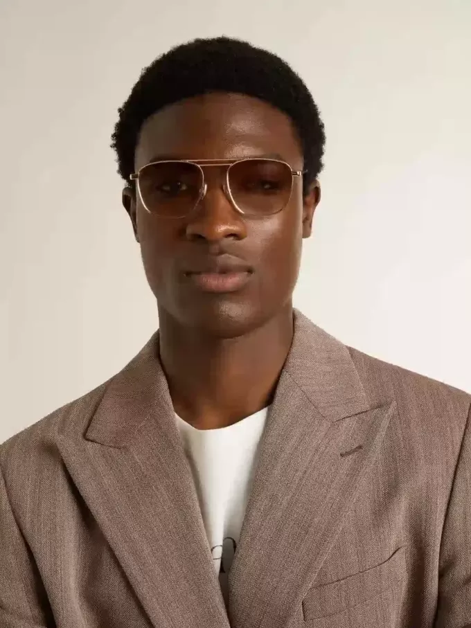 Gafas de sol estilo aviador con montura dorada y lentes beige