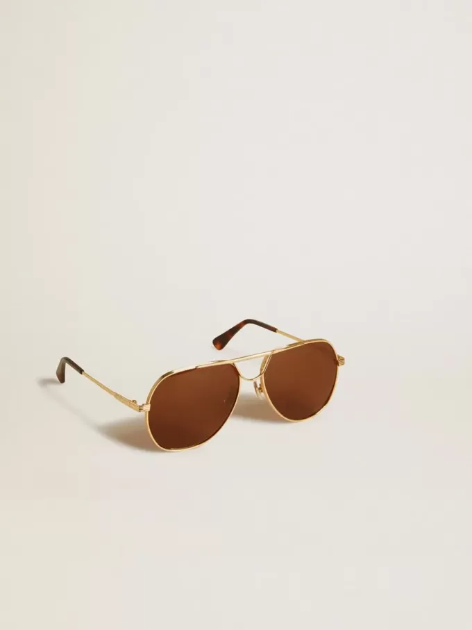 Gafas de sol estilo aviador con montura dorada y lentes marrones