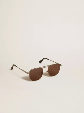 Gafas de sol estilo aviador con montura y lentes negras