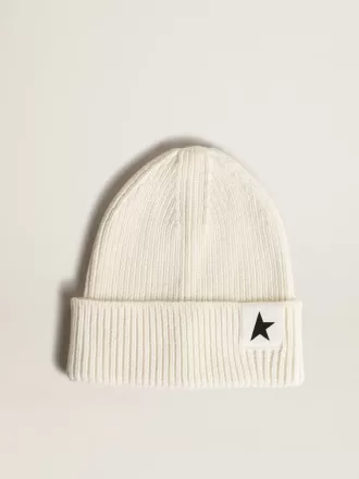 Gorro de algodón blanco roto con estrella negra en contraste