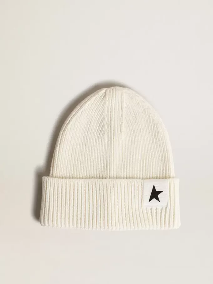 Gorro de algodón blanco roto con estrella negra en contraste Gorro de algodón blanco roto con estrella negra en contraste
