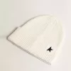 Gorro de algodón blanco roto con estrella negra en contraste Gorro de algodón blanco roto con estrella negra en contraste