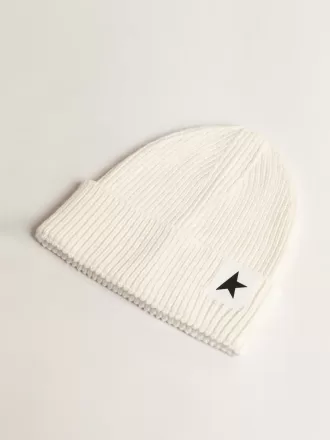 Gorro de algodón blanco roto con estrella negra en contraste