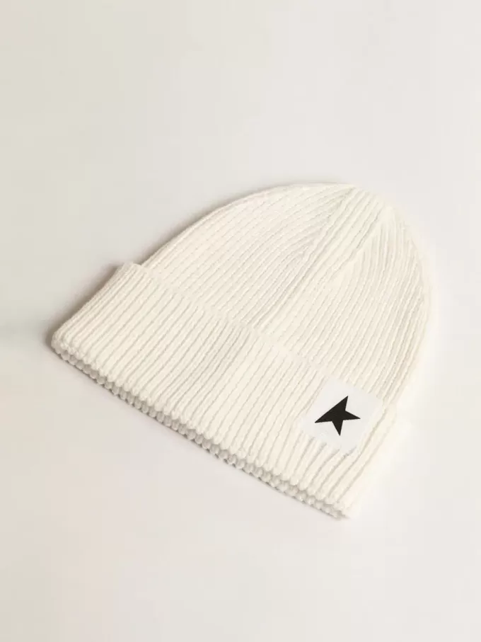 Gorro de algodón blanco roto con estrella negra en contraste Gorro de algodón blanco roto con estrella negra en contraste