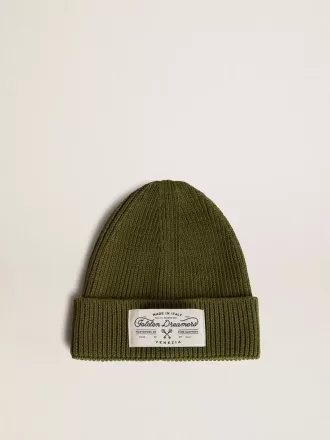 Gorro de algodón verde militar con etiqueta aplicada en la parte delantera