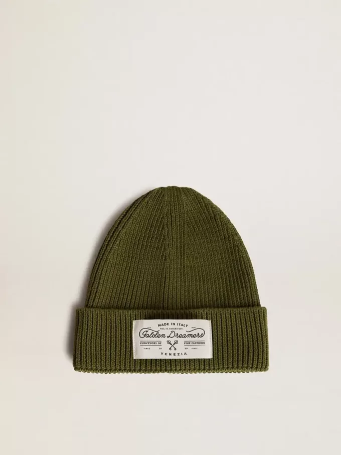 Gorro de algodón verde militar con etiqueta aplicada en la parte delantera