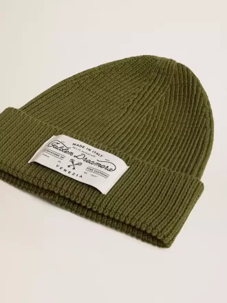 Gorro de algodón verde militar con etiqueta aplicada en la parte delantera