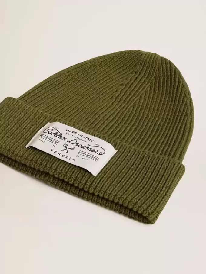 Gorro de algodón verde militar con etiqueta aplicada en la parte delantera