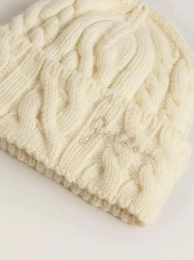 Gorro de lana blanco con bordado