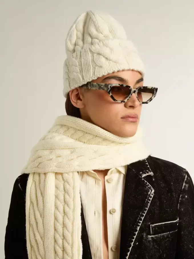 Gorro de lana blanco con bordado