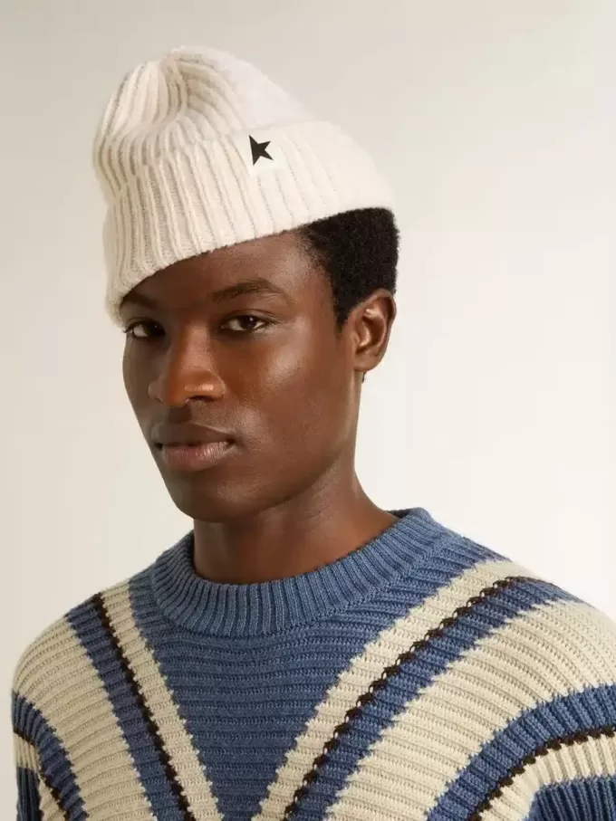Gorro de lana blanco con estrella negra