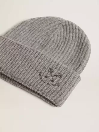 Gorro de lana gris acanalado