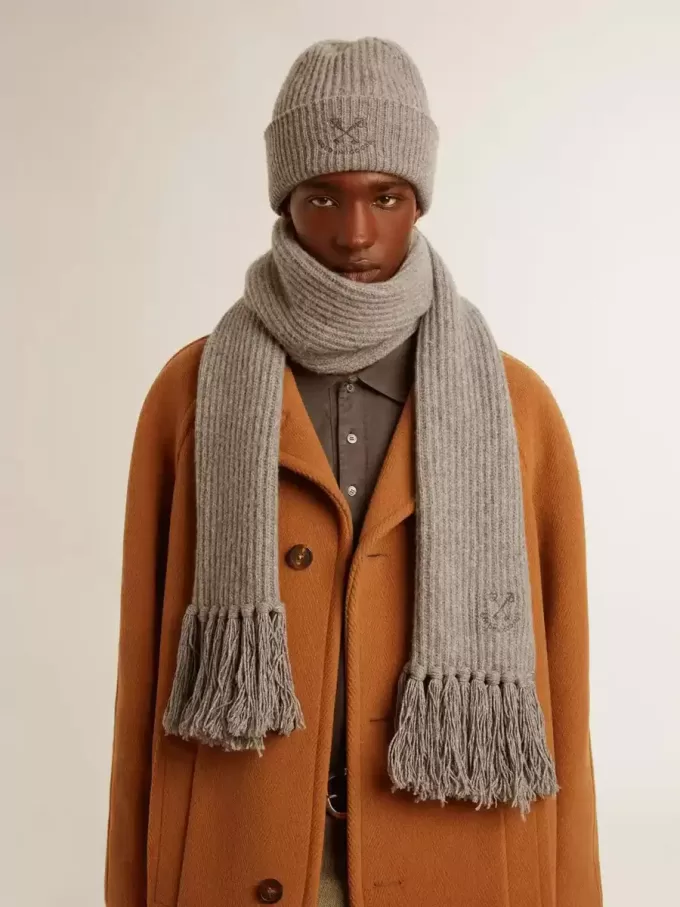 Gorro de lana gris acanalado