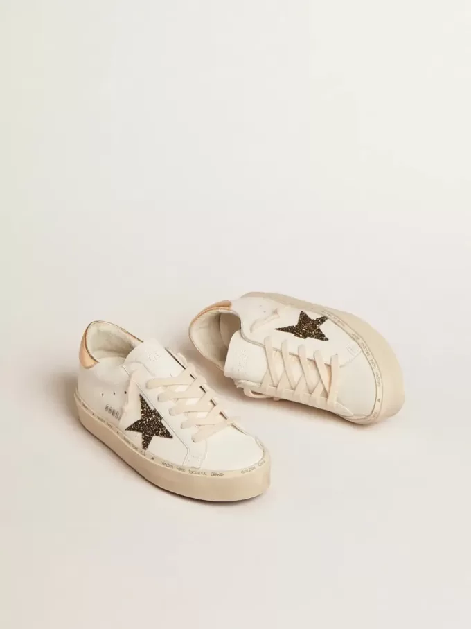 Hi Star LTD con estrella negra y dorada brillante y lengüeta dorada en el talón Hi Star LTD con estrella negra y dorada brillante y lengüeta dorada en el talón