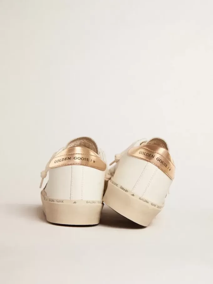 Hi Star LTD con estrella negra y dorada brillante y lengüeta dorada en el talón Hi Star LTD con estrella negra y dorada brillante y lengüeta dorada en el talón