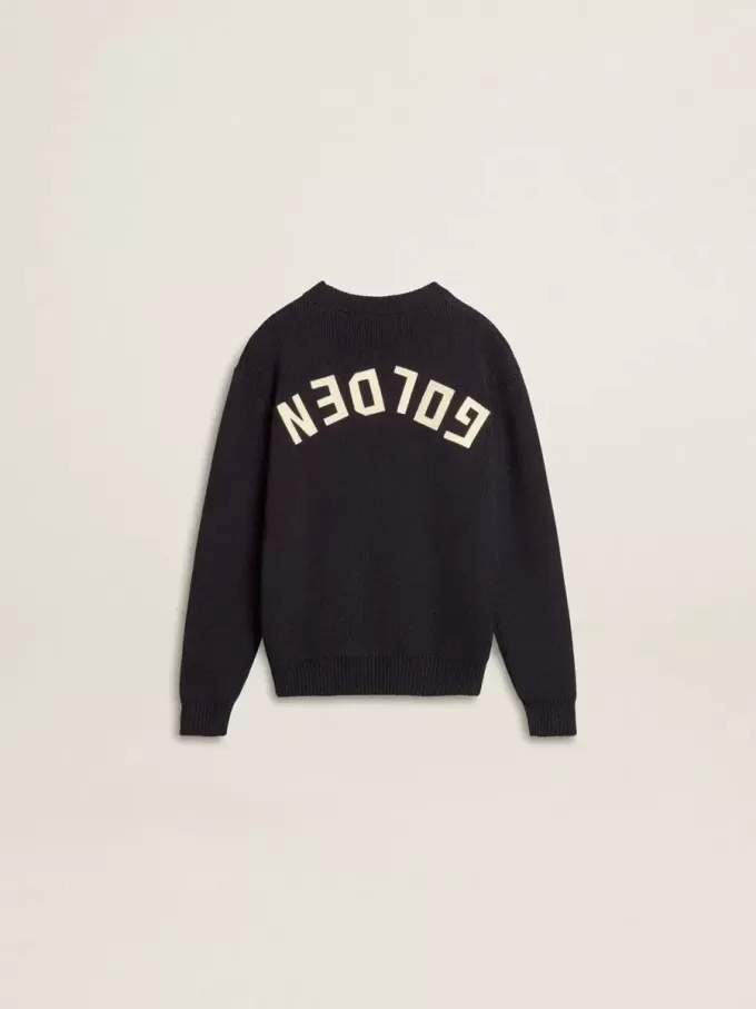 Jersey azul de cuello redondo para niño con las letras «Golden» en la espalda. Jersey azul de cuello redondo para niño con las letras «Golden» en la espalda.