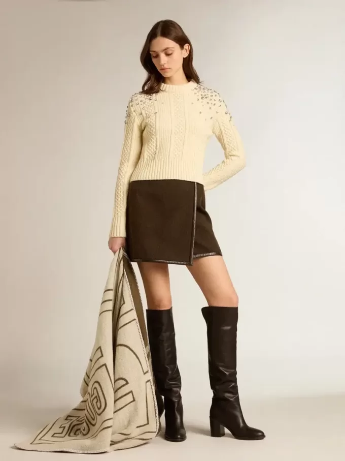 Jersey corto blanco desgastado para mujer con cristales decorativos