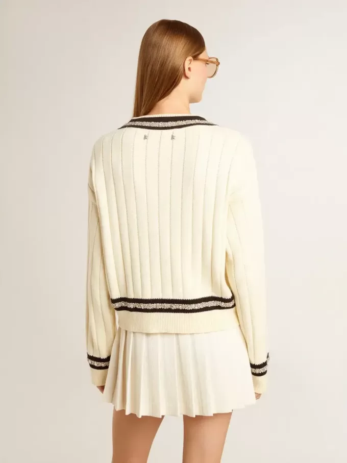 Jersey corto de mujer con diseño de trenzado, ribetes azules y cristales